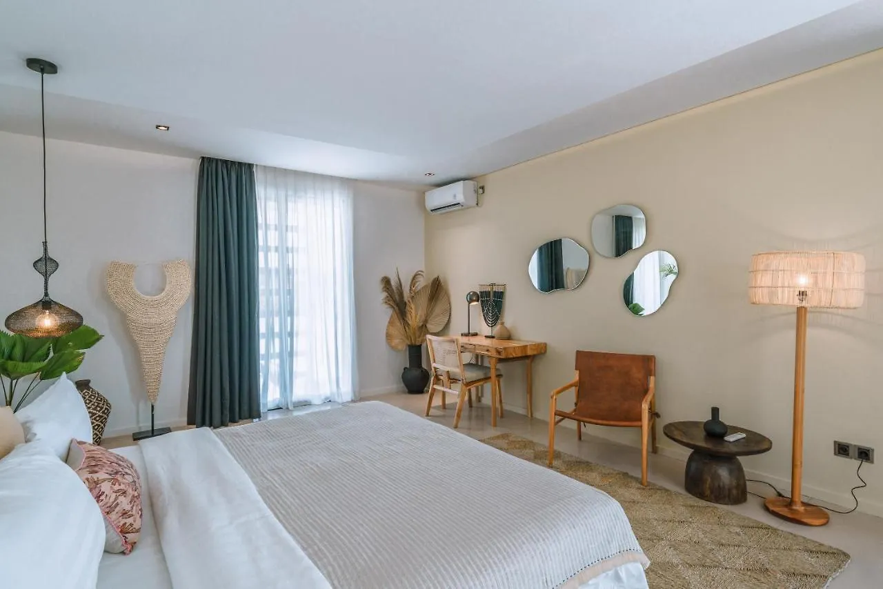 Villa Bull House Amazing 6 Bedrooms Contemporary Villa In Seminyak Indonesia