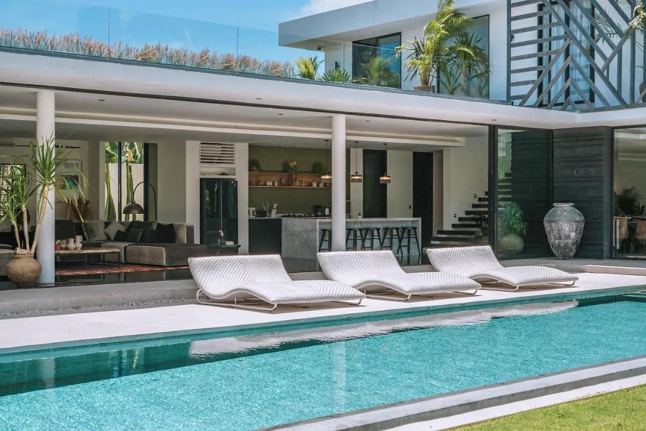 Villa Bull House Amazing 6 Bedrooms Contemporary Villa In Seminyak